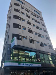 ein hohes Gebäude mit einem Schild drauf in der Unterkunft Jin Zhan Hotel in Jincheng