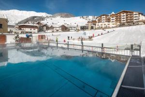 Bazén v ubytování Hotel & Garni Das Köhle INKLUSIVE SUPER SOMMER CARD 2025 nebo v jeho okolí