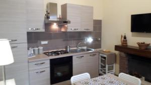 una cocina con fregadero y estufa en DaMax&Sax, en Lecce 48 fotos más