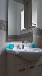 un baño con lavabo y espejo en DaMax&Sax, en Lecce