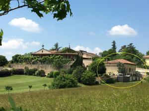 Ein Garten an der Unterkunft Clos de Mont July, architecture XVIIIe au cœur de la nature