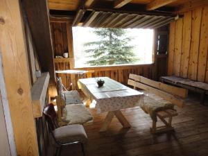 ein Zimmer mit einem Tisch und Stühlen in einer Hütte in der Unterkunft Hendlmühle in Wondreb