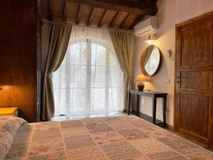 Een bed of bedden in een kamer bij Poggio Cantarello Country Home - Tuscany