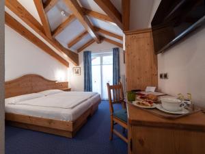 A bed or beds in a room at Hotel Garni Sottobosco