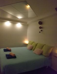 A bed or beds in a room at Le Ptit Spa de L'Abbaye Suite love et Spa privé