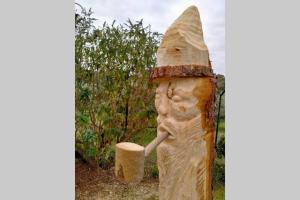 a statue of a woman holding a pot at Casa Kikenda, viaggio nella Natura in Treia