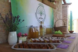 une table avec trois assiettes de pâtisseries et autres aliments dans l'établissement Casa Kikenda, viaggio nella Natura, à Treia