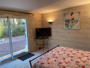 沙朗的住宿－Le Clos des Chênes，一间卧室设有平面电视和一张床。