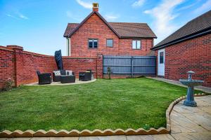 Gallery image of Luxury House with Pool Table, Smart TVs, Garden and Free Parking by Yoko Property in Milton Keynes