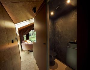 KampinaStaete Diamond Suite في أويسترفايك: غرفة بباب يؤدي الى غرفة مع أريكة