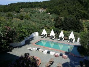 O vedere a piscinei de la sau din apropiere de Villa Albanis