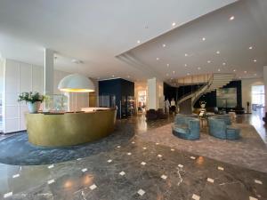 eine Lobby mit Rezeption in einem Gebäude in der Unterkunft Strandhotel Fischland in Dierhagen + 37 Fotos