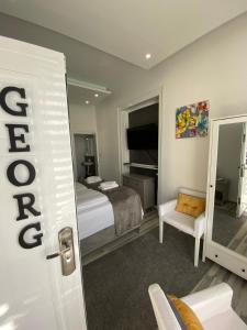 Habitación de hotel con cama y espejo en Apartman Georg en Zrenjanin