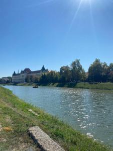 un río con un gran edificio en el fondo en Apartman Georg en Zrenjanin