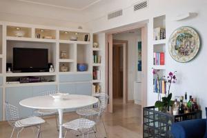 ein Esszimmer mit einem weißen Tisch und Stühlen in der Unterkunft Villa le stelle capri in Capri