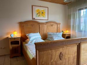 a bedroom with two beds and two lamps on tables at Ferienwohnung Diesbrunnen in Ebermannstadt