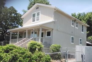 una casa blanca con una valla delante en 3-Br 2-Bath Family-Friendly Home -10 Min to Tulsa en Tulsa