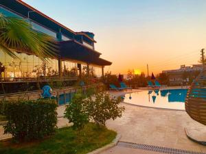 Bazén v ubytování Pamukkale Whiteheaven Suite Hotel nebo v jeho okolí