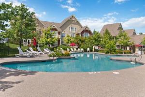 Πισίνα στο ή κοντά στο Rivergrass Townhouse in Blue with Pool Golf Skiing - 219 Rivergrass