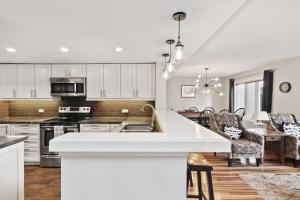 Køkken eller tekøkken på All Seasons Sierra Lane Retreat 88371