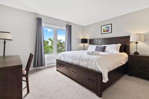 En eller flere senge i et værelse på All Seasons Sierra Lane Retreat 88371 + 29 billeder