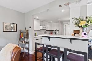 Kitchen o kitchenette sa Elegant Sierra Lane Retreat 88780