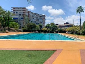 een groot zwembad voor een gebouw bij Precioso y acogedor apto con ubicación inmejorable in Alicante