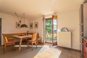 uma cozinha e sala de jantar com mesa e cadeiras em Alpen Chalet Alte Talstation em Lenggries