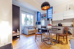 a kitchen and living room with a table and chairs at Milan Retreats Cadorna Duomo in Milan