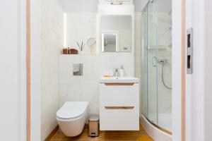 Kúpeľňa v ubytovaní Apartments City Center Ochota by Noclegi Renters
