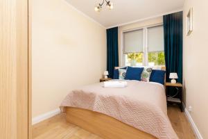 sypialnia z łóżkiem i oknem w obiekcie Apartments City Center Ochota by Noclegi Renters w Warszawie