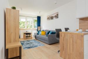 Część wypoczynkowa w obiekcie Apartments City Center Ochota by Noclegi Renters
