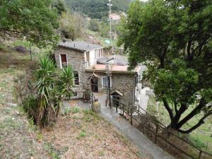 een stenen huis op een heuvel met een hek bij La quiete accesa in Vernazza
