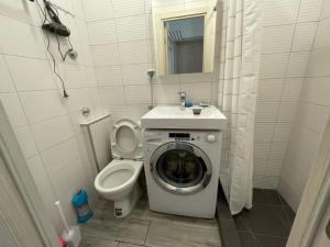 モスクワにあるАпартаменты на Хромова 3のバスルーム(洗濯機、トイレ付)