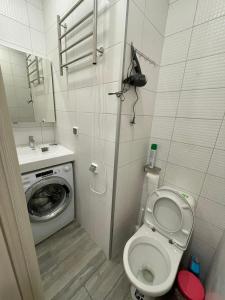 モスクワにあるАпартаменты на Хромова 3のバスルーム(洗濯機、トイレ付)