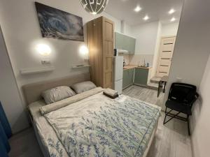 モスクワにあるАпартаменты на Хромова 3の小さなベッドルーム(ベッド1台付)、キッチンが備わります。