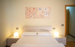 Een bed of bedden in een kamer bij Perarolo Apartments