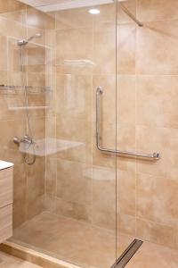 een douche met een glazen deur in de badkamer bij La Joya del Molino. Vistas a la Piscina, 1hab, A/C in Costa Teguise