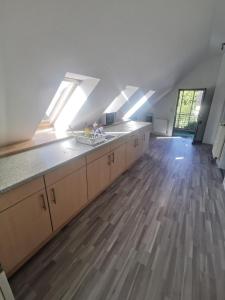 a kitchen with a sink and a wooden floor at Möblierte Wohnung im Herzen Ottersbergs für Monteure und geschäftlich Reisende in Ottersberg