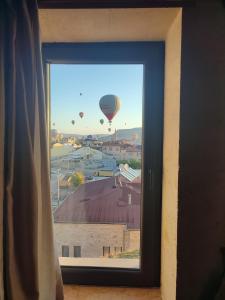 una finestra con vista su una mongolfiera di Balloon View Hotel a Göreme