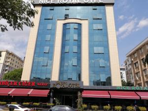 budynek z napisem na górze w obiekcie Nice Royal w Stambule