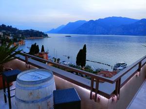 balcón con vistas al lago y a las montañas en Hotel Antonella, en Malcesine