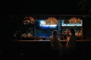 un grupo de personas sentadas en un bar en The Rabbit Hotel & Retreat, en Templepatrick