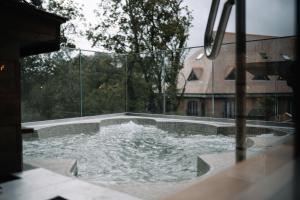 ein Wasserbecken in einem Innenhof mit einem Gebäude in der Unterkunft The Rabbit Hotel & Retreat in Templepatrick