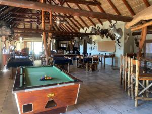 une salle avec un billard dans un restaurant dans l'établissement Outspan Safaris, à Komga