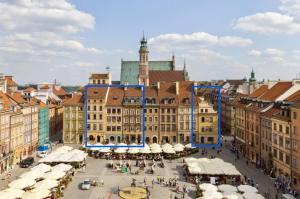 einen Luftblick auf einen Stadtplatz mit Gebäuden in der Unterkunft Luxury Apartments MONDRIAN Market Square III in Warschau