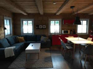 a living room with a blue couch and a table at Ferienwohnung Kieslich in Habrachćicy
