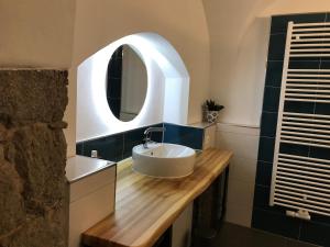 a bathroom with a sink and a mirror at Ferienwohnung Kieslich in Habrachćicy