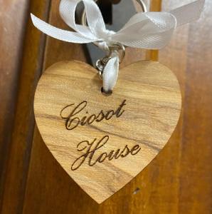 基奧賈的住宿－CIOSOT HOUSE，木心上写着词典的房屋