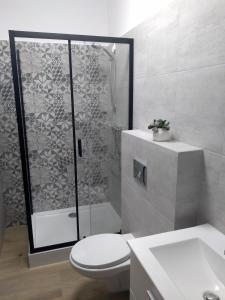 Ванна кімната в Orange Apartament